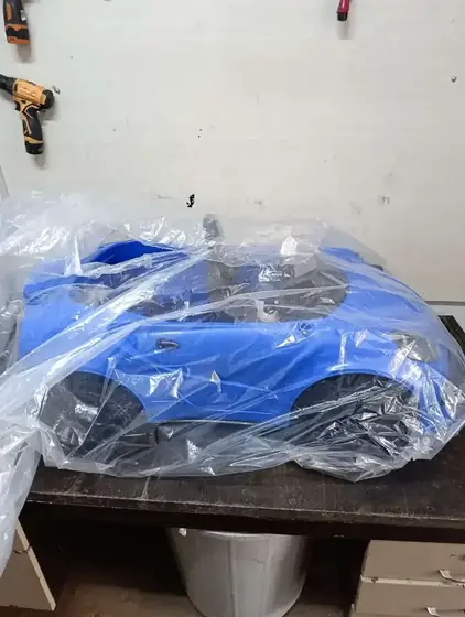 Bakımdan çıkmış mavi akülü araba