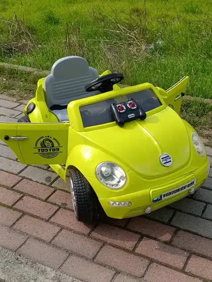Tamiri tamamlanmış sarı çocuk akülü arabası